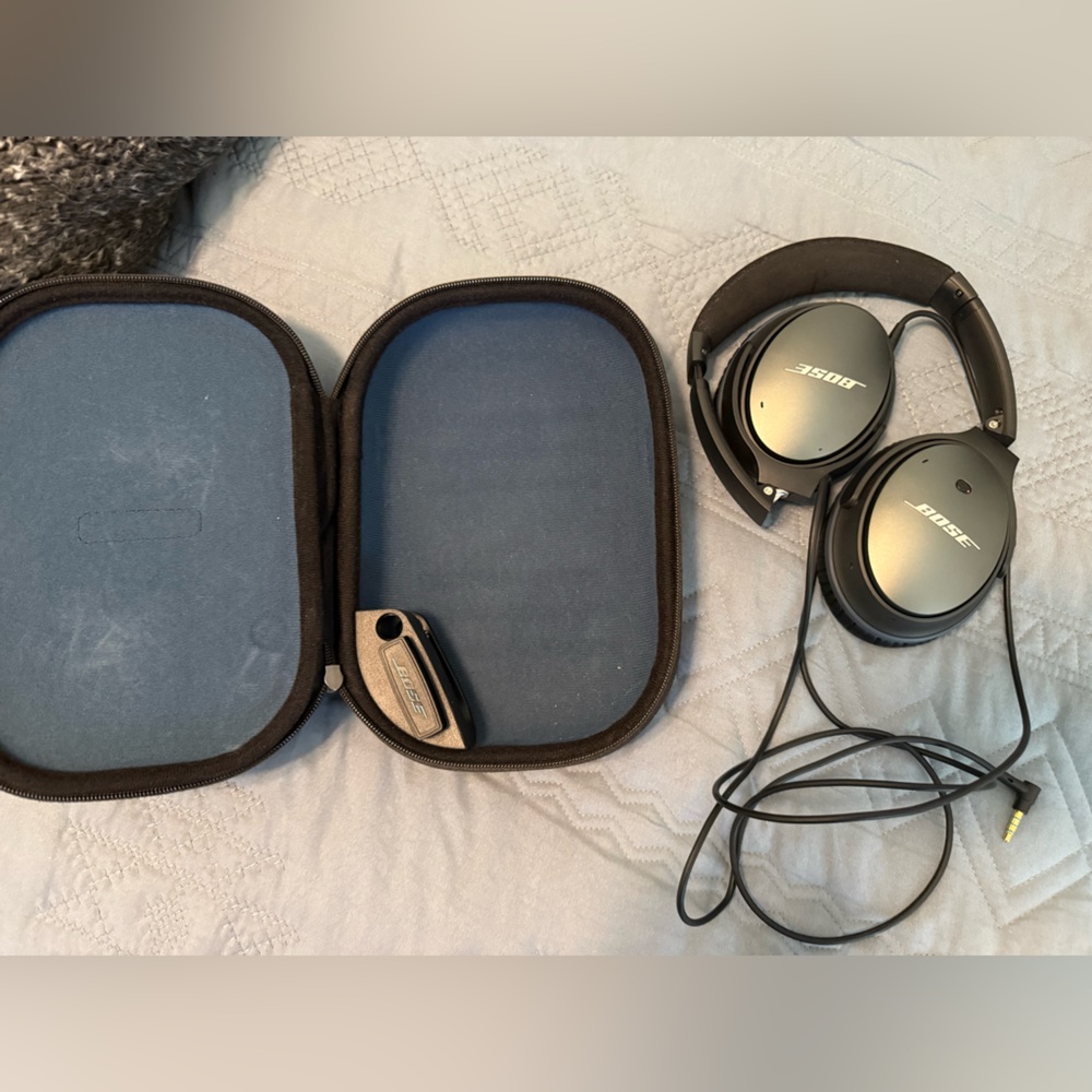 Bose Silver Noise-Cancelling Headphones with Black Case - Picture 4 of 9